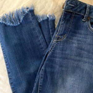 1822 Denim Frayed Cropped Jeans
